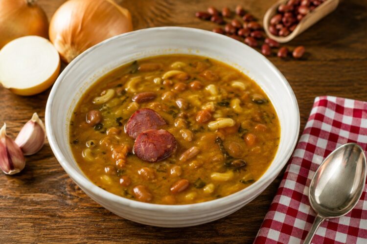 Sopa de feijão vermelho com chouriço