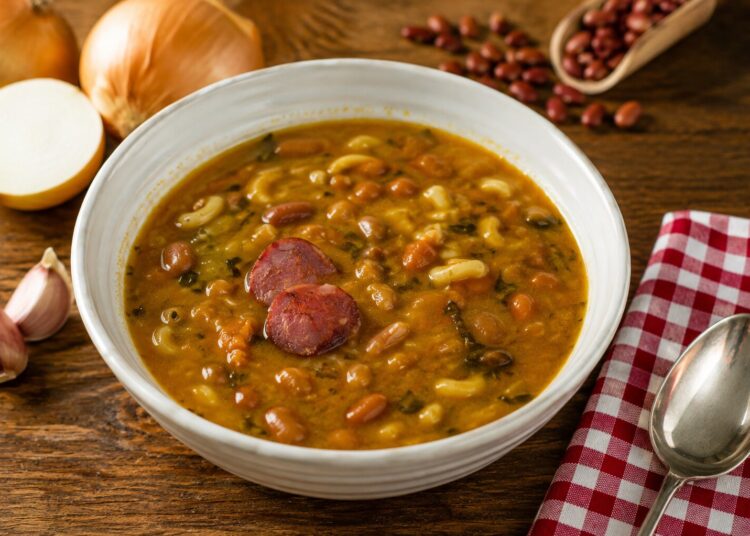 Sopa de feijão vermelho com chouriço