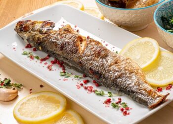 Robalo grelhado com molho de ervas
