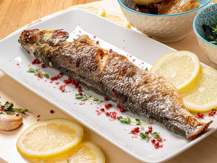 Robalo grelhado com molho de ervas