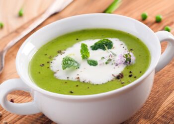Sopa de ervilhas com hortelã