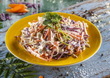 Salada de couve roxa com maçã e cenoura