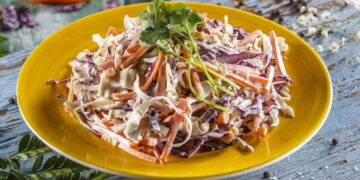 Salada de couve roxa com maçã e cenoura