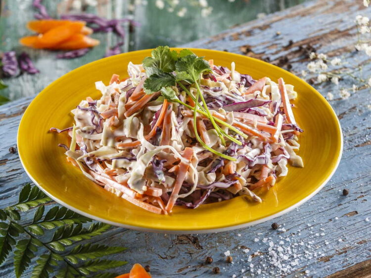 Salada de couve roxa com maçã e cenoura