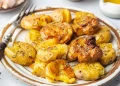 Batatas a murro com alho e coentros