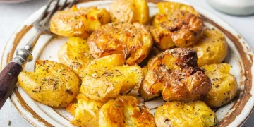 Batatas a murro com alho e coentros