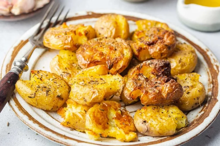 Batatas a murro com alho e coentros