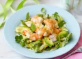 Salada de camarão com abacate e maçã verde