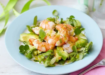 Salada de camarão com abacate e maçã verde