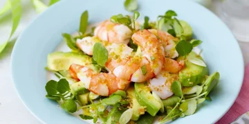 Salada de camarão com abacate e maçã verde