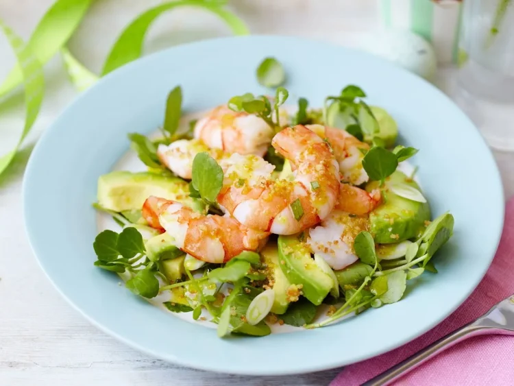 Salada de camarão com abacate e maçã verde