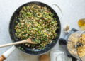 Salada de feijão-frade com couve e chouriço