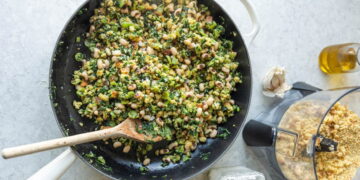Salada de feijão-frade com couve e chouriço