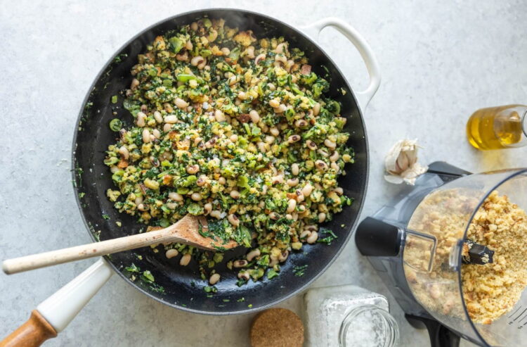 Salada de feijão-frade com couve e chouriço
