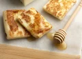 Queijo frito com mel