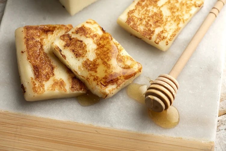 Queijo frito com mel