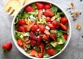 Salada de espinafres com morangos e queijo de cabra
