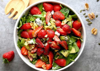 Salada de espinafres com morangos e queijo de cabra