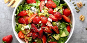 Salada de espinafres com morangos e queijo de cabra