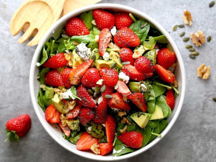 Salada de espinafres com morangos e queijo de cabra