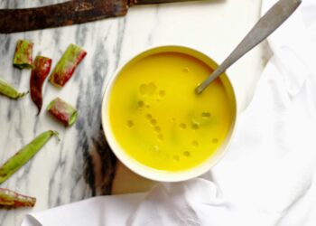 Sopa de feijão verde com batata e coentros