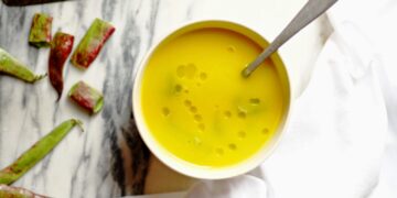 Sopa de feijão verde com batata e coentros