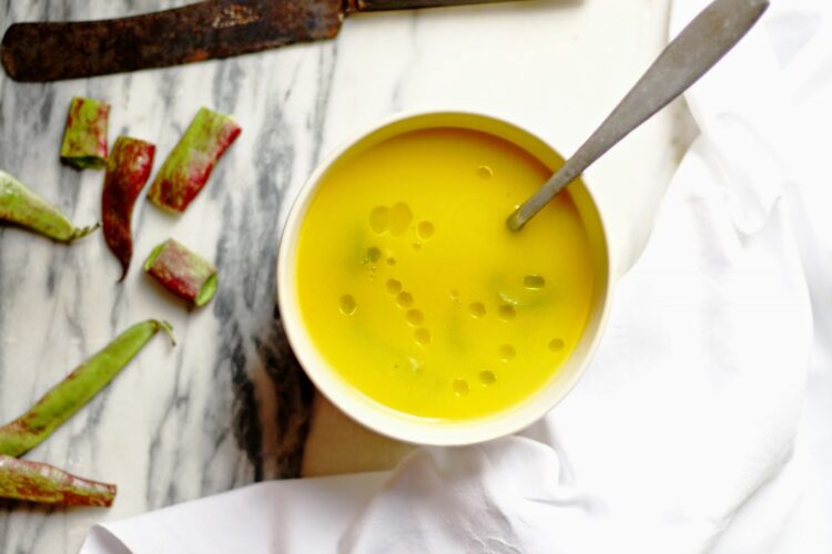 Sopa de feijão verde com batata e coentros