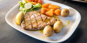 Bife de atum grelhado com legumes