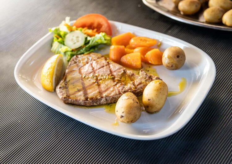 Bife de atum grelhado com legumes