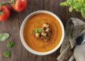 Sopa de tomate assado com pimentos e manjericão