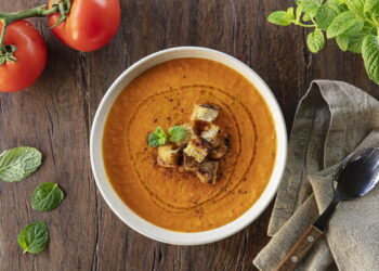 Sopa de tomate assado com pimentos e manjericão