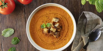 Sopa de tomate assado com pimentos e manjericão