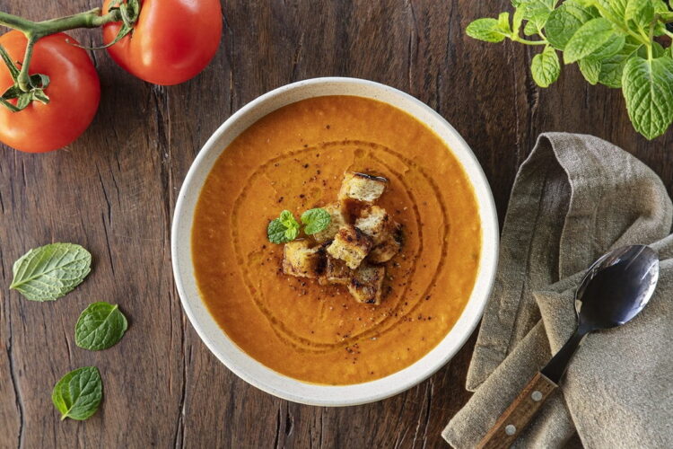 Sopa de tomate assado com pimentos e manjericão